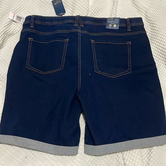 NWT- Angels - 22W. 360 Sculpt Bermuda - Picture 2 of 8